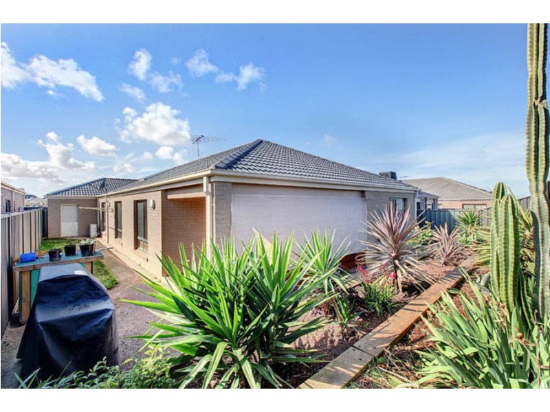 52 Olsen Retreat, Caroline Springs VIC 3023