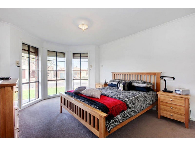 16 Olsen Retreat, Caroline Springs VIC 3023