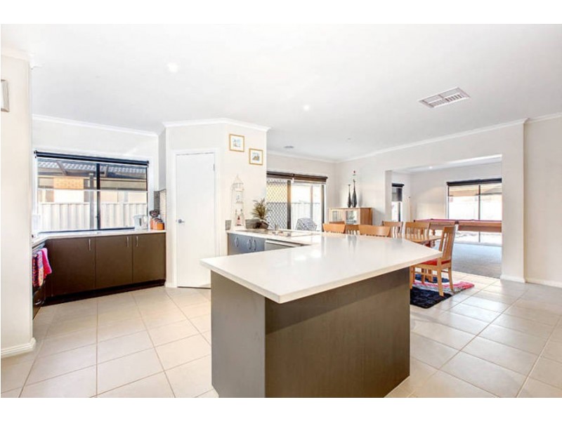 7 McCubbin Way, Caroline Springs VIC 3023