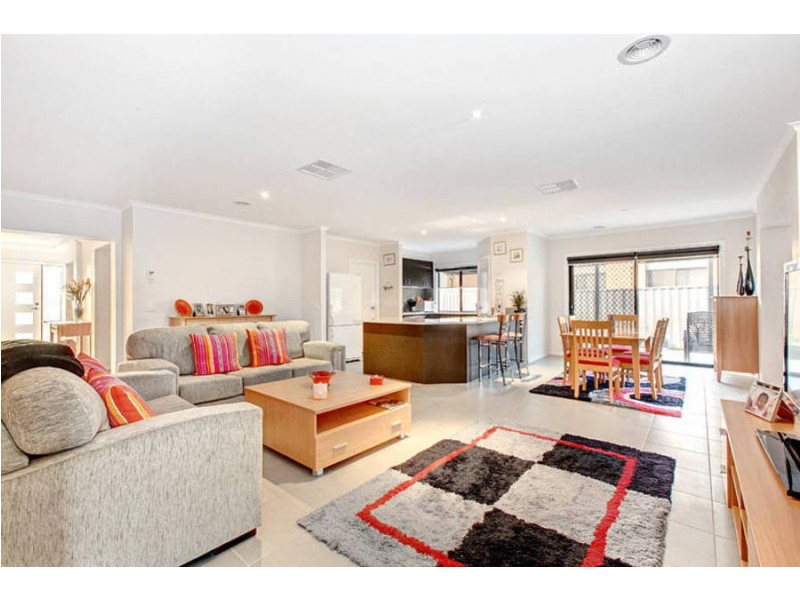 7 McCubbin Way, Caroline Springs VIC 3023