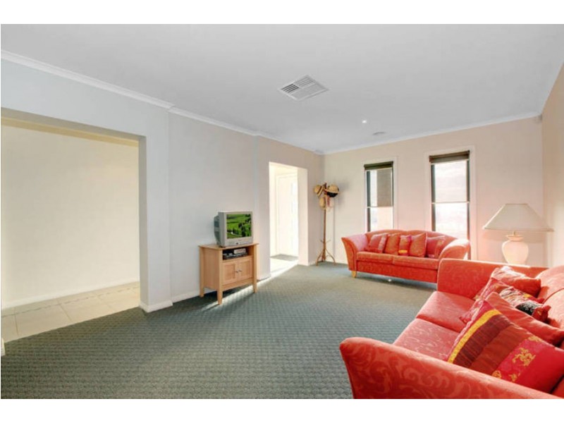 7 McCubbin Way, Caroline Springs VIC 3023