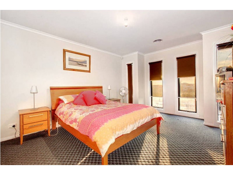 7 McCubbin Way, Caroline Springs VIC 3023