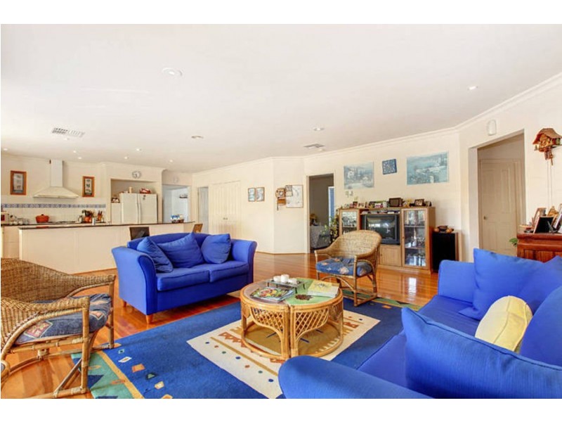 24 Sharrock Close, Caroline Springs VIC 3023