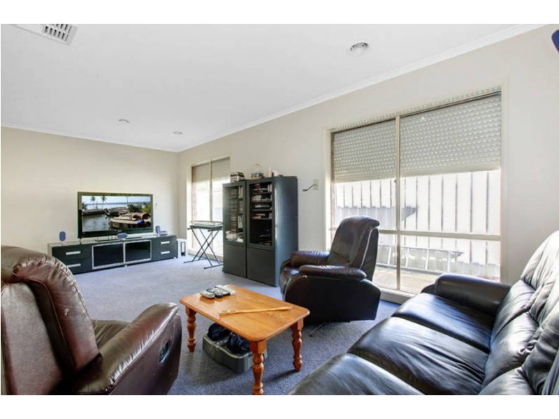 24 Sharrock Close, Caroline Springs VIC 3023