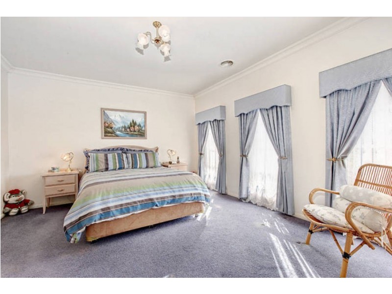 24 Sharrock Close, Caroline Springs VIC 3023