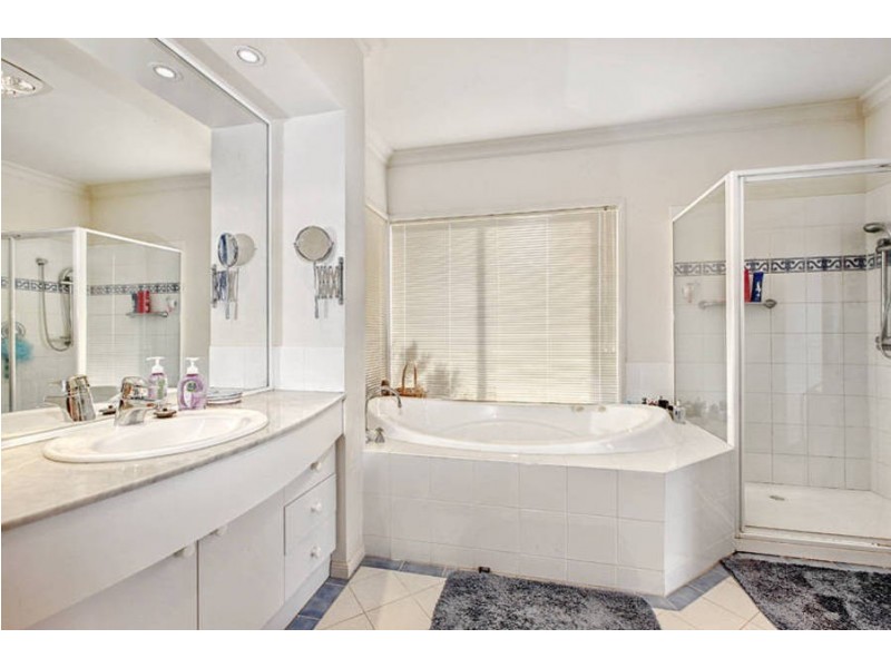 24 Sharrock Close, Caroline Springs VIC 3023