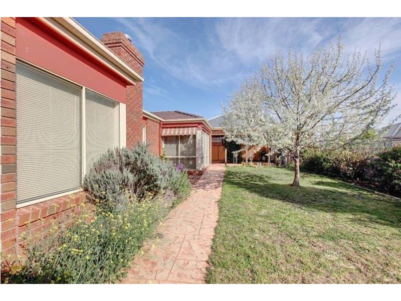 24 Sharrock Close, Caroline Springs VIC 3023