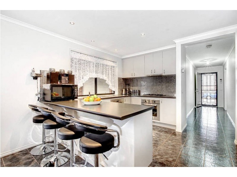 10 Holcolme Street, Caroline Springs VIC 3023