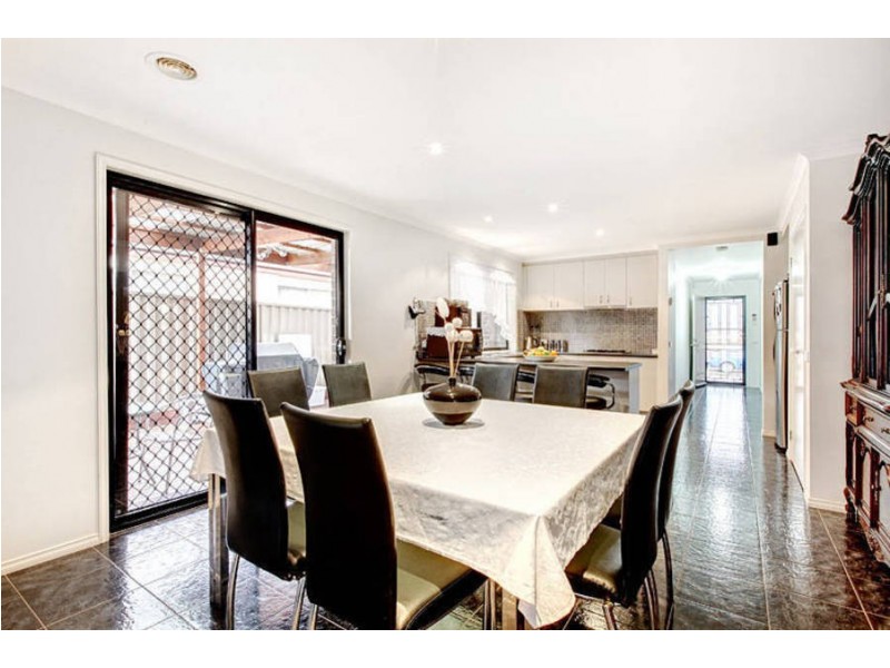 10 Holcolme Street, Caroline Springs VIC 3023