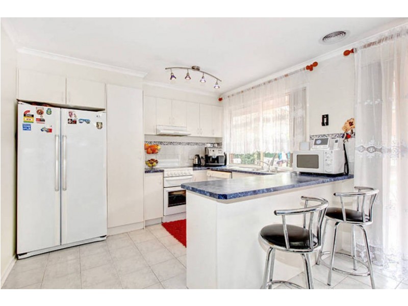 2 Strickland Crescent, Burnside VIC 3023