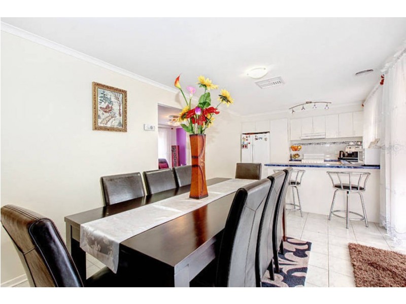 2 Strickland Crescent, Burnside VIC 3023