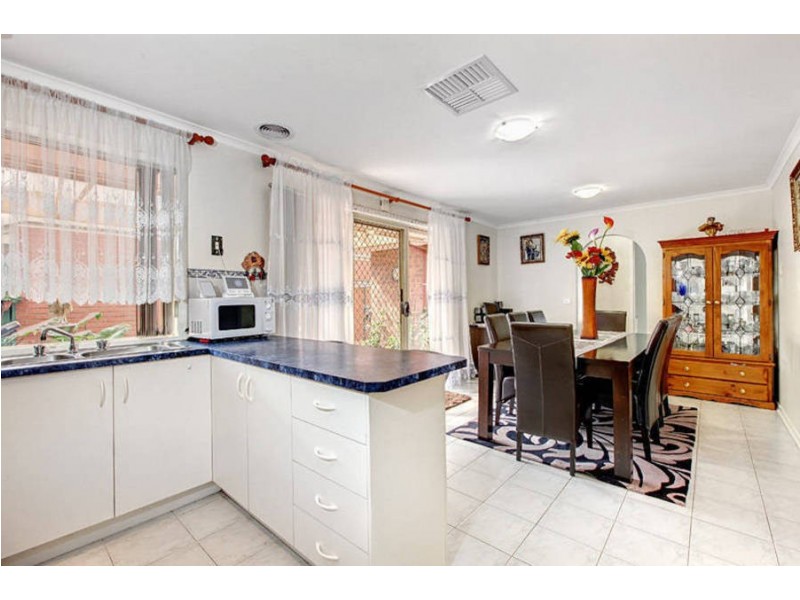 2 Strickland Crescent, Burnside VIC 3023