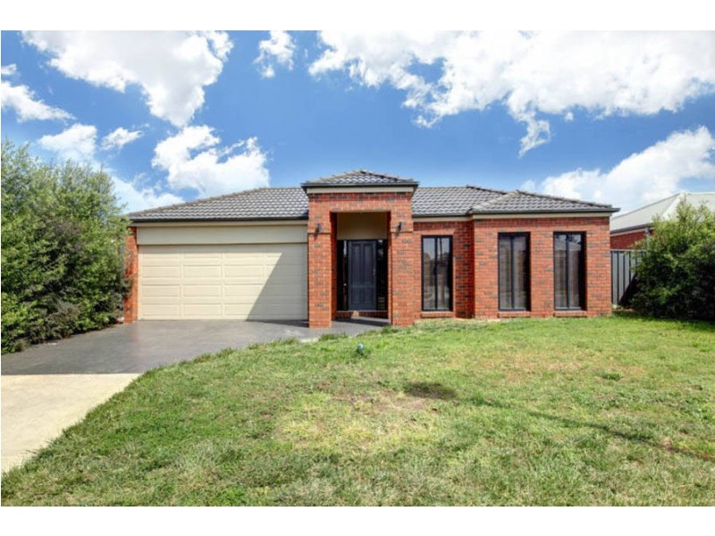 17 Dickerson Way, Caroline Springs VIC 3023