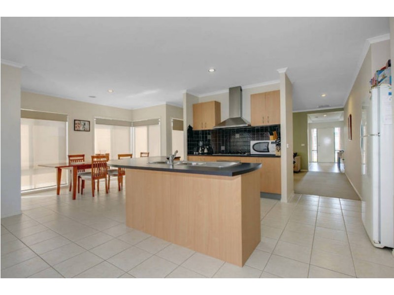 17 Dickerson Way, Caroline Springs VIC 3023