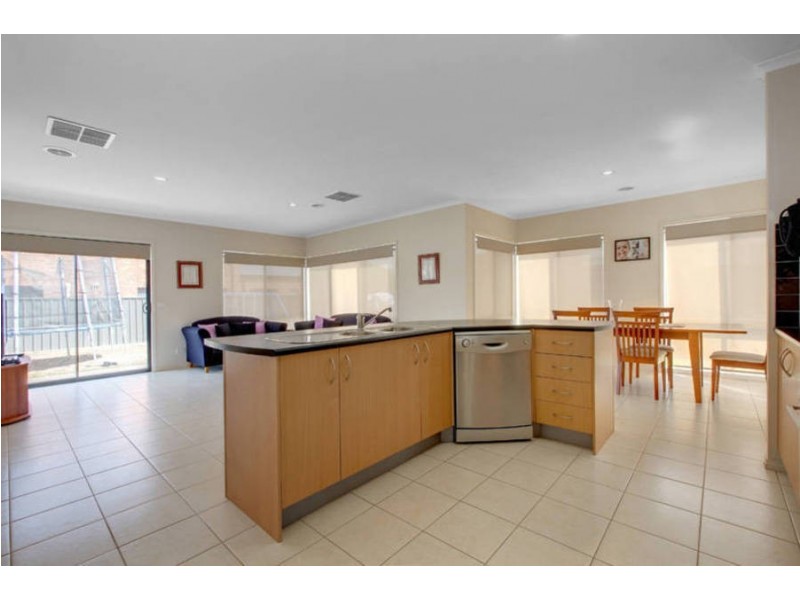 17 Dickerson Way, Caroline Springs VIC 3023