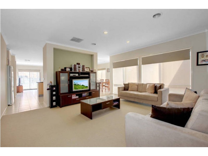 17 Dickerson Way, Caroline Springs VIC 3023