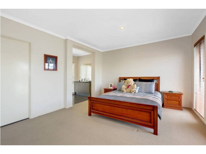17 Dickerson Way, Caroline Springs VIC 3023