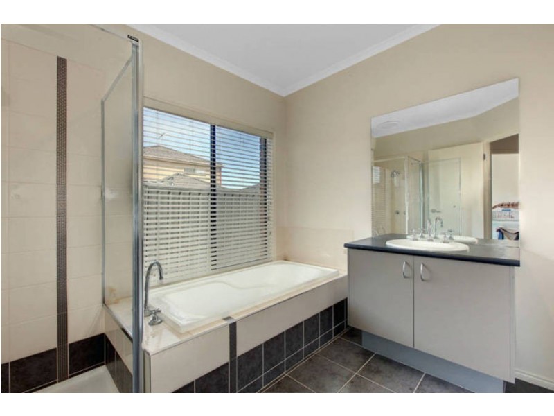 17 Dickerson Way, Caroline Springs VIC 3023