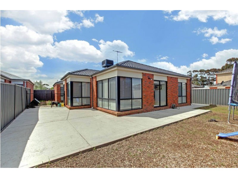 17 Dickerson Way, Caroline Springs VIC 3023
