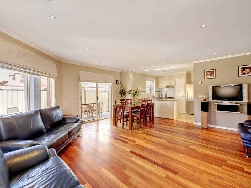 4/4 Landers Court, Caroline Springs VIC 3023