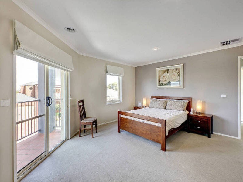 4/4 Landers Court, Caroline Springs VIC 3023