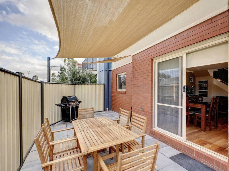 4/4 Landers Court, Caroline Springs VIC 3023