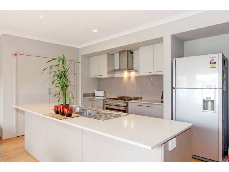 29 Dahlia Drive, Caroline Springs VIC 3023