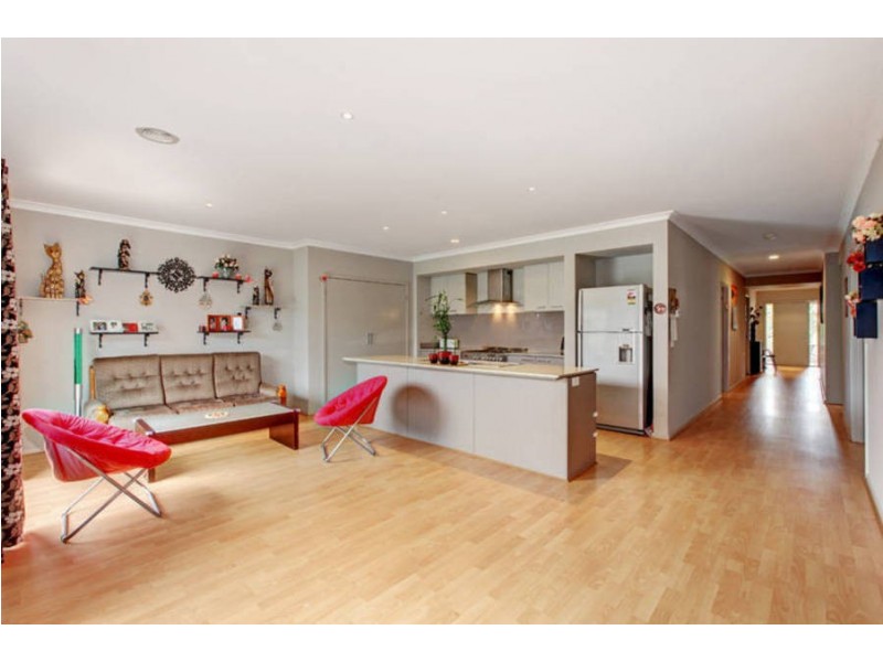 29 Dahlia Drive, Caroline Springs VIC 3023