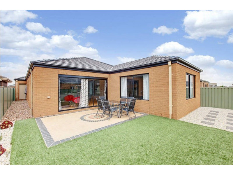 29 Dahlia Drive, Caroline Springs VIC 3023