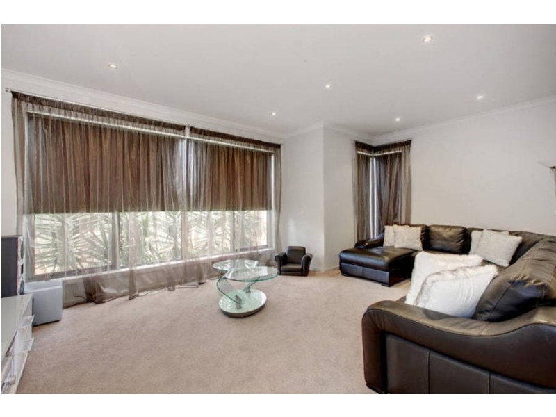 17 Gardenia Way, Caroline Springs VIC 3023