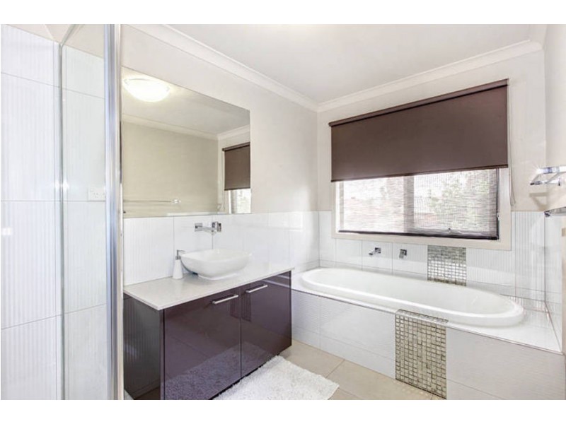 17 Gardenia Way, Caroline Springs VIC 3023