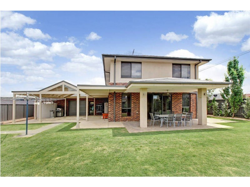 17 Gardenia Way, Caroline Springs VIC 3023