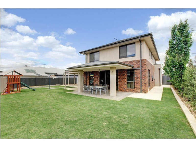 17 Gardenia Way, Caroline Springs VIC 3023