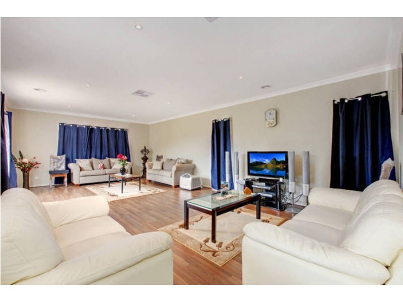13 Flinders Place, Caroline Springs VIC 3023