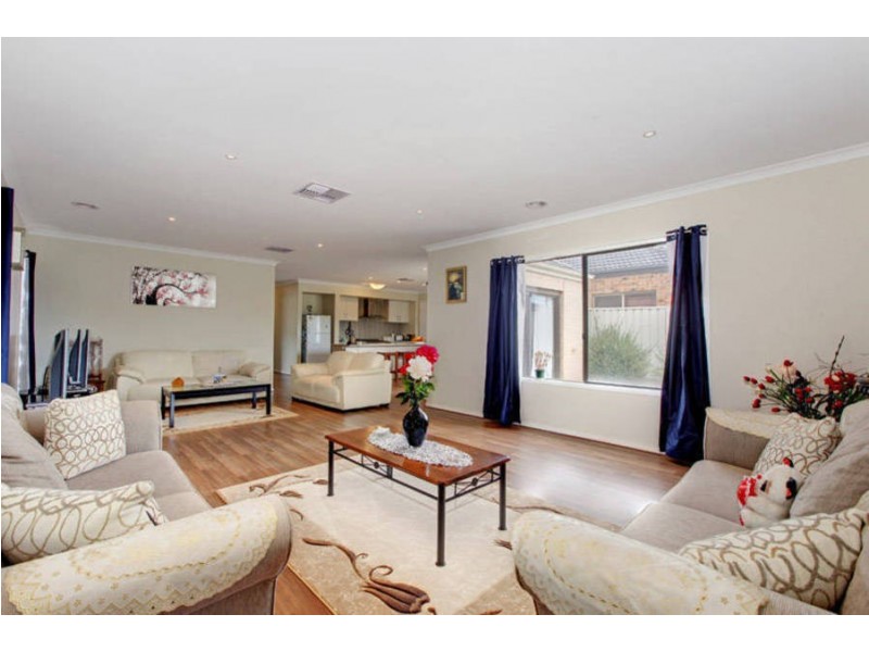 13 Flinders Place, Caroline Springs VIC 3023