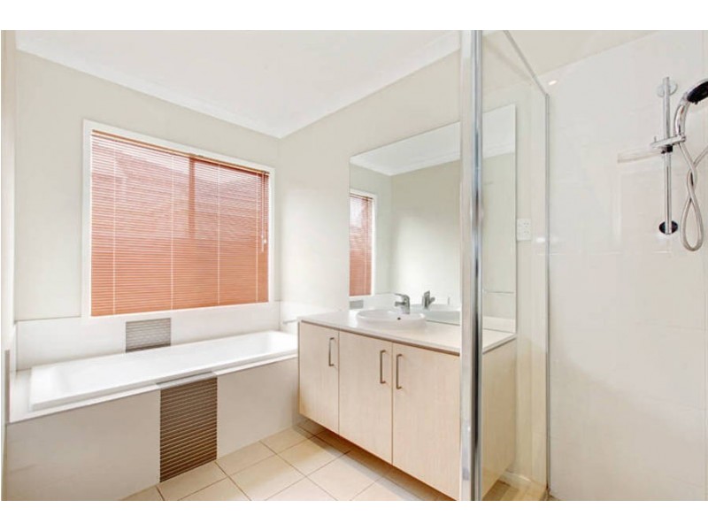 13 Flinders Place, Caroline Springs VIC 3023