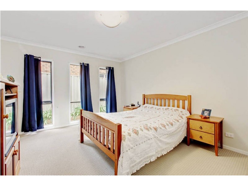 13 Flinders Place, Caroline Springs VIC 3023