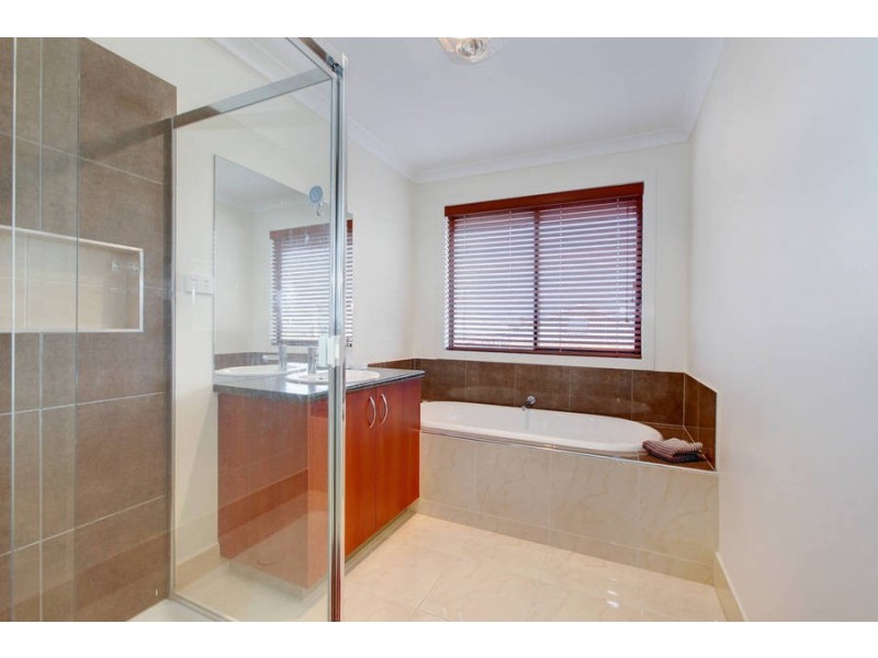 4 Briar Valley Rise, Caroline Springs VIC 3023