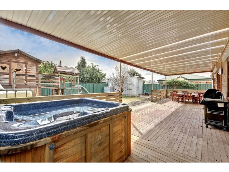 17 Perkins Grove, Burnside VIC 3023