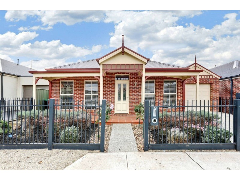 33 Lambertia Loop, Caroline Springs VIC 3023