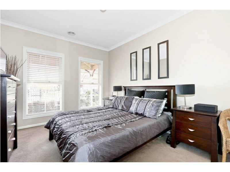 33 Lambertia Loop, Caroline Springs VIC 3023