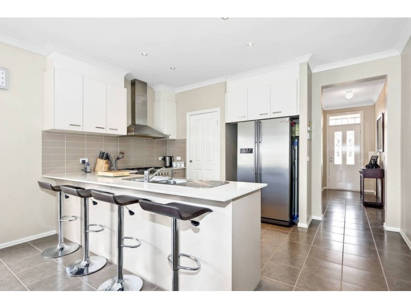 33 Lambertia Loop, Caroline Springs VIC 3023