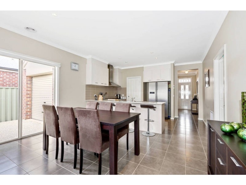 33 Lambertia Loop, Caroline Springs VIC 3023