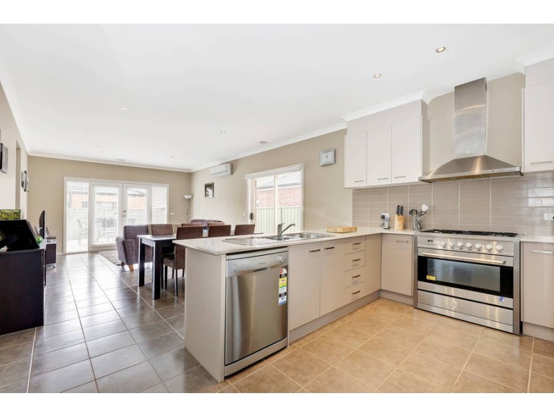 33 Lambertia Loop, Caroline Springs VIC 3023