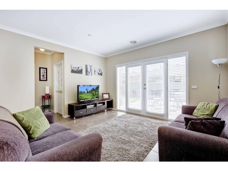 33 Lambertia Loop, Caroline Springs VIC 3023