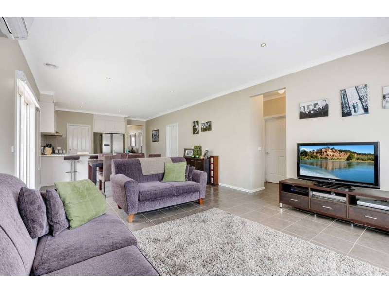 33 Lambertia Loop, Caroline Springs VIC 3023