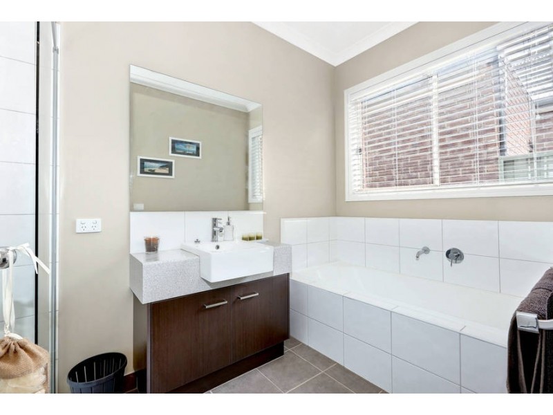 33 Lambertia Loop, Caroline Springs VIC 3023