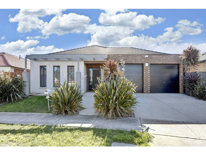 16 Dobell Crescent, Caroline Springs VIC 3023