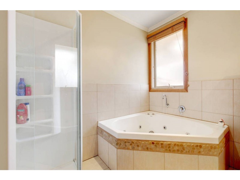 23 Grevillea Road, Kings Park VIC 3021