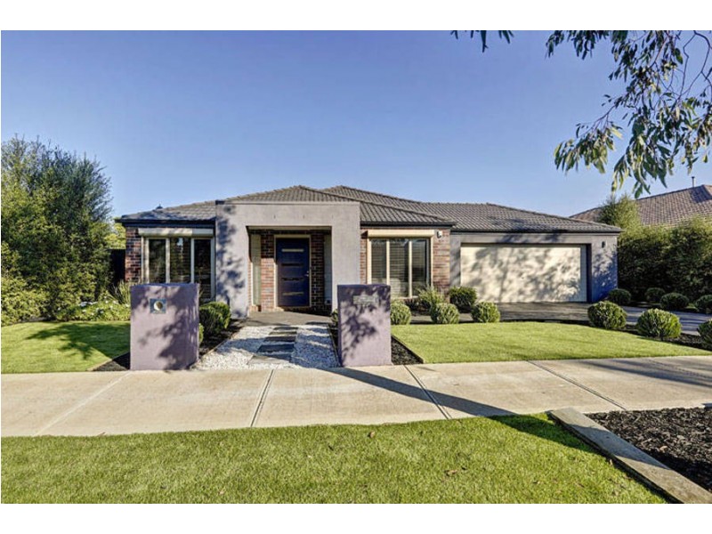 11 Scarvell Crescent, Caroline Springs VIC 3023